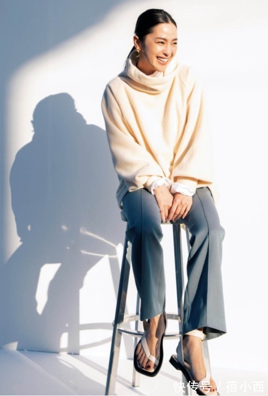 宽松|被日杂博主圈粉,今年冬天裤子流行“穿宽不穿紧”,腿粗的有救了
