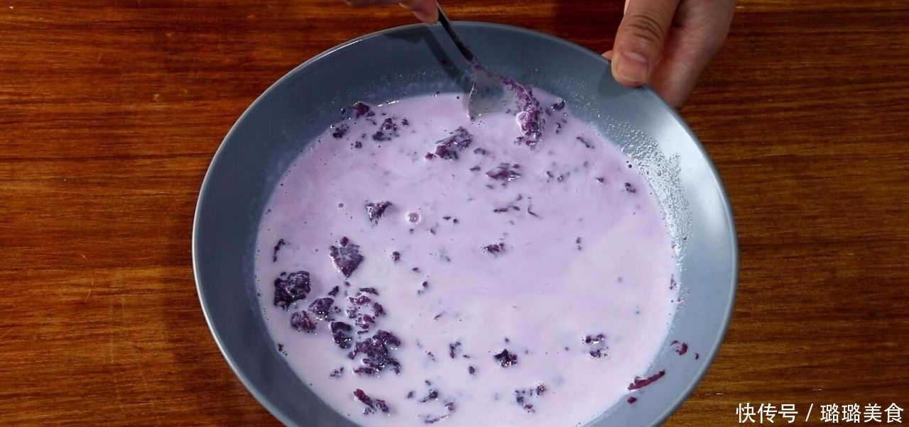 这是面粉的懒人做法,和面不加水,做出的馒头松软不塌,香甜可口