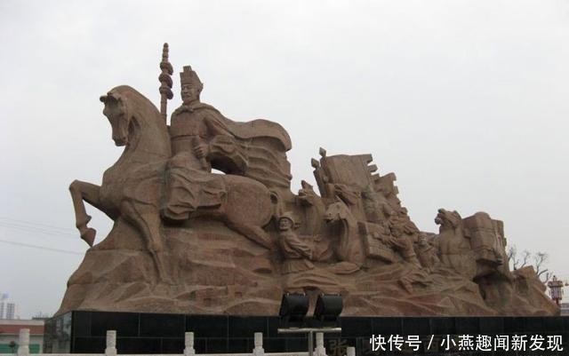 张骞墓冢前树立着一块不多见的刻有民国国旗的石碑,由联大教授黎锦熙