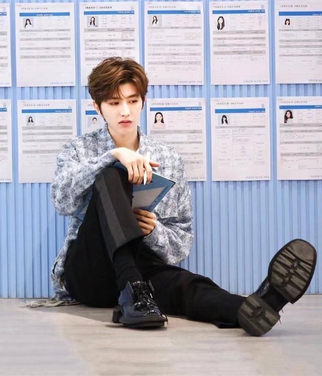 蔡徐坤升级做导师,7000块女款衬衫清爽帅气,踩黑皮鞋终于变成熟