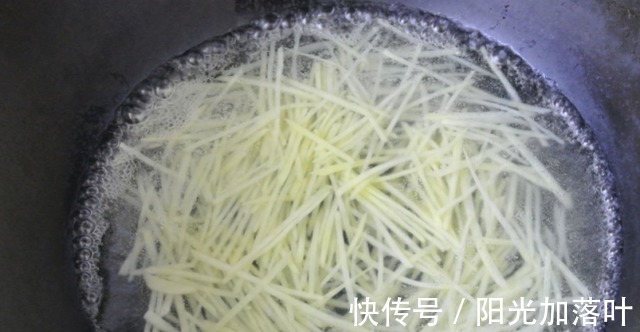 炒土豆丝要放几次醋很多人放少了,难怪不爽脆不酸香!