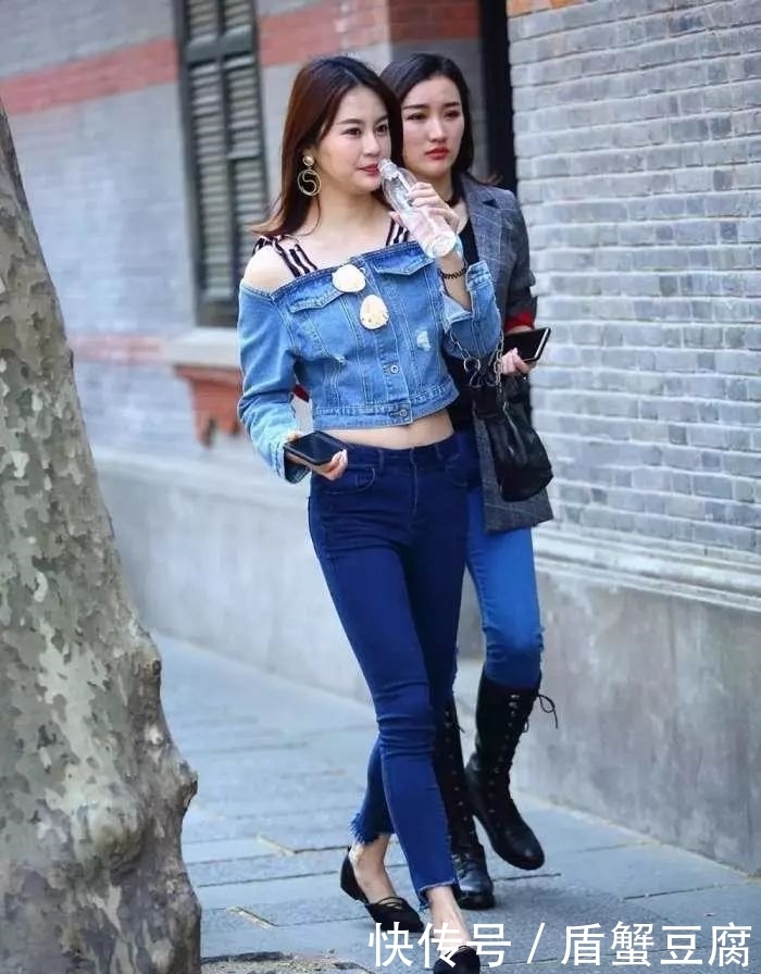 紧身|街拍：女生蓝色紧身搭配，颜值出众！