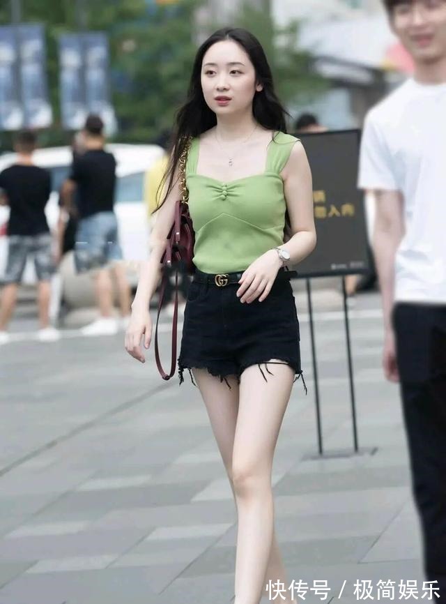 美女 穿短裤有何细节除了款式还讲究搭配，这样才会美得惊艳时光！