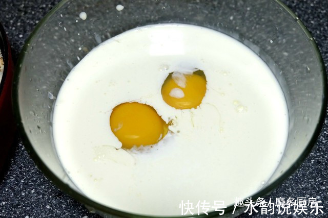 剩面包换个吃法，加两个鸡蛋半袋牛奶，变身美味甜品，孩子更喜欢