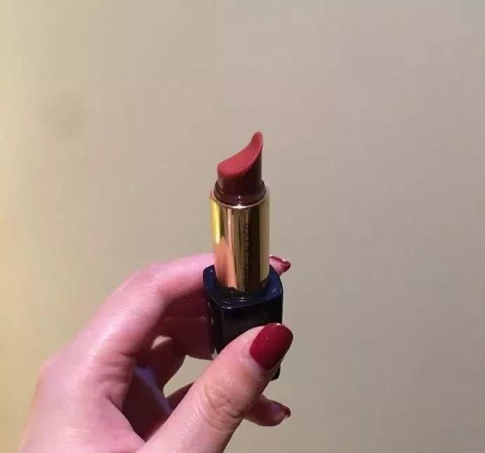 ehs|“女生的嘴长啥样?看看包里的口红被涂成什么奇形怪状了!”哈哈哈