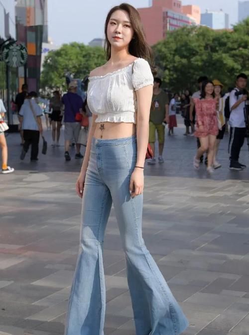 白色一字领上衣，搭配牛仔喇叭裤，秀出女生时尚新姿态