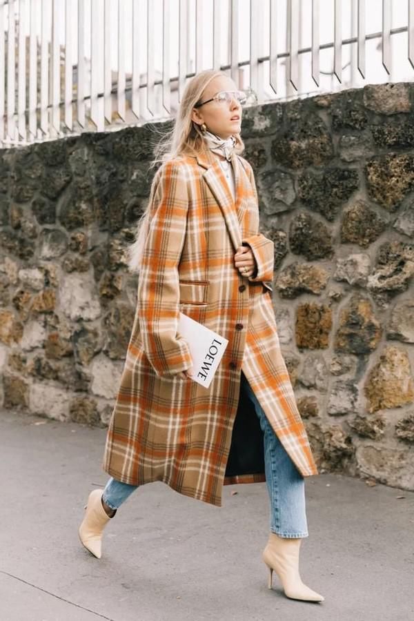 最近火了一种穿搭叫：“大衣+裸靴”，早春就这么穿，时髦显气质