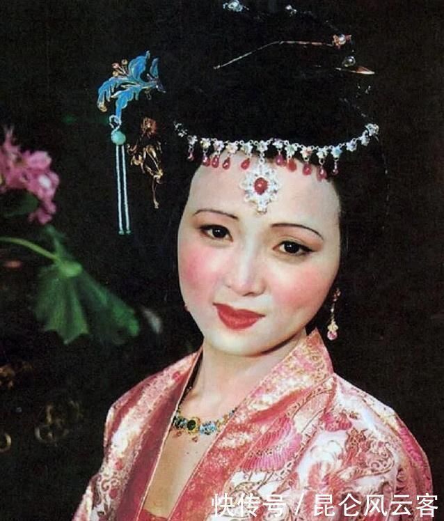 贾璜#秦可卿卧病期间,为何每天换四五遍衣裳?曹雪芹:重点不在换衣裳