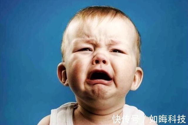 抱抱|孩子哭的时候，父母要不要抱？很多家长在坚持错误的做法