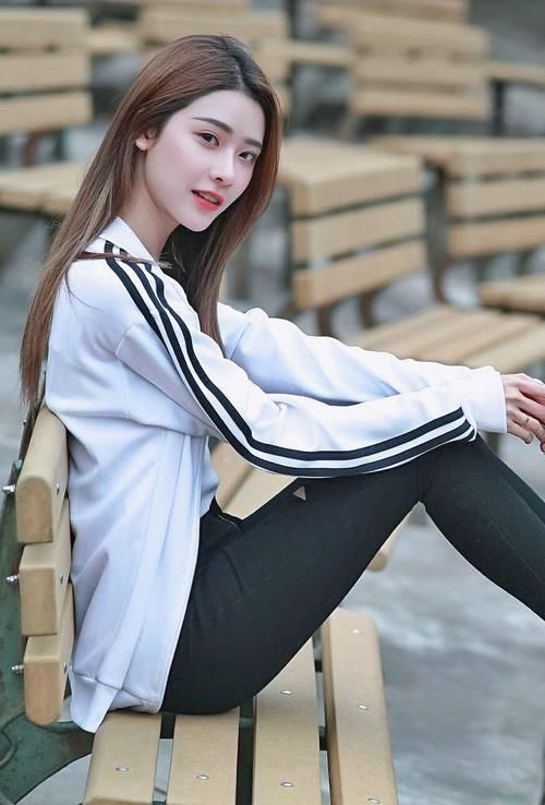 背心|白色的背心外搭白色外套，吸睛又时尚，整体的造型休闲又青春减龄