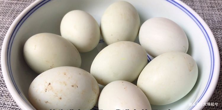 把白酒倒进鸭蛋里，真是厉害了，个个翻沙流油，吃着满嘴留香