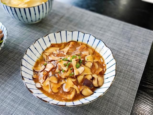 香菇酱汁淋豆腐|好吃绝了!午餐4个菜,个个喜欢全光盘,网友:家里有矿吗?
