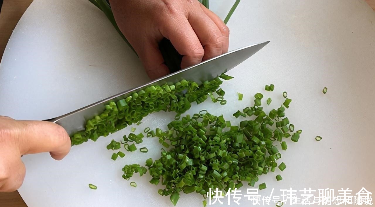 冬天早餐要吃好吃饱,爱上发面葱花饼,筷子一搅,出锅蓬松又暄软