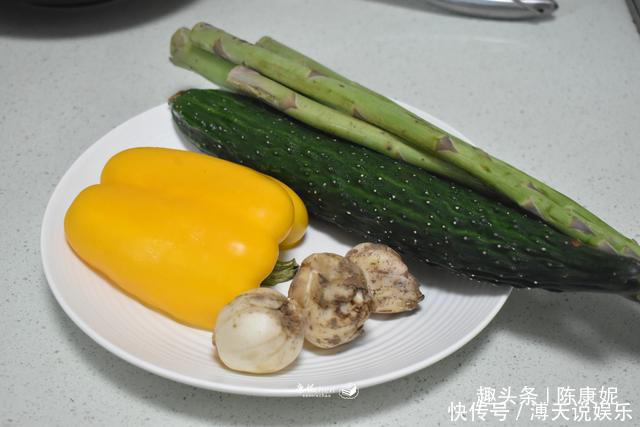 清甜|天热多吃蔬菜补充维生素,四种蔬菜一起炒,脆嫩清甜爽口