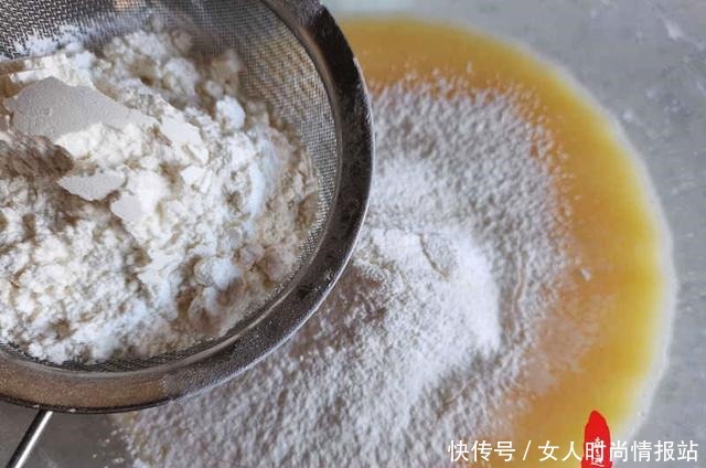  杯子蛋糕是个爆浆美味甜品，操作简单不用打发，好看又好吃哦