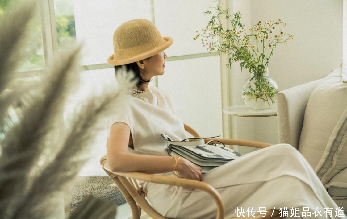 穿白T太俗？那是你不懂！她的“穿搭要点”全是小心机，自拿不谢
