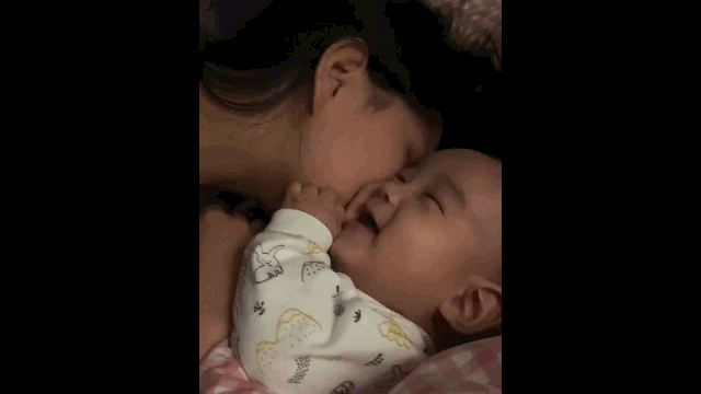 婴儿期的宝宝:爸爸,你得到我的人,也得不到我的心