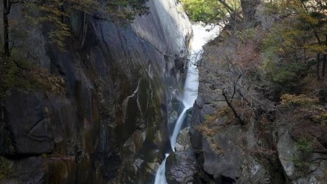 建在瀑布上的古村每晚枕着瀑布声入睡,美到心碎还免门票