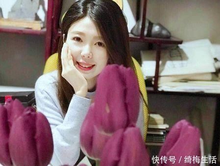 杨洁&美女一幅字卖了22万，让许多著名书法专家都羡慕不已