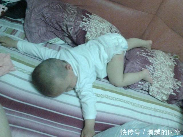 床底下|陪宝宝睡觉时遭遇的尴尬事,尤其第三件,气的人牙根痒痒