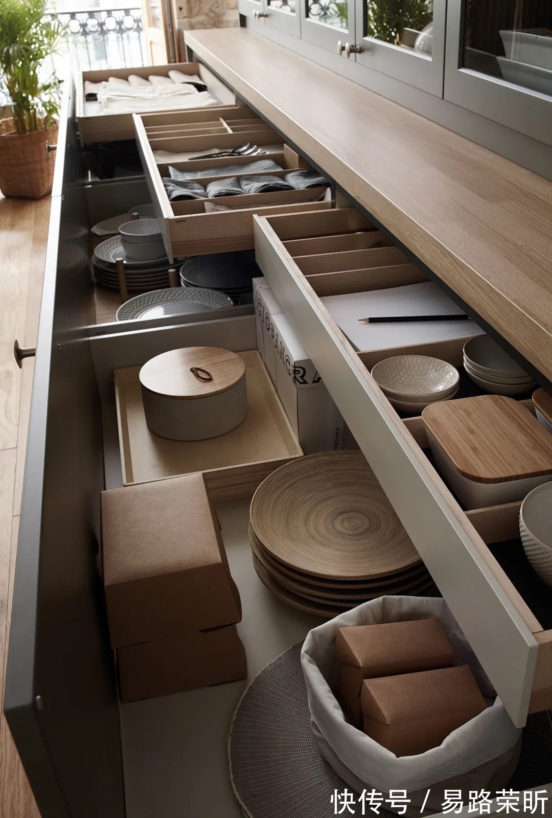 踢脚线|如何在同样的厨房空间里,比别人家多出双倍、四倍、六倍...的收纳空间呢?