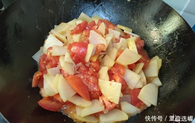 汤汁|土豆和西红柿一起炒，原来这么好吃，米饭煮少了不够吃，太下饭了