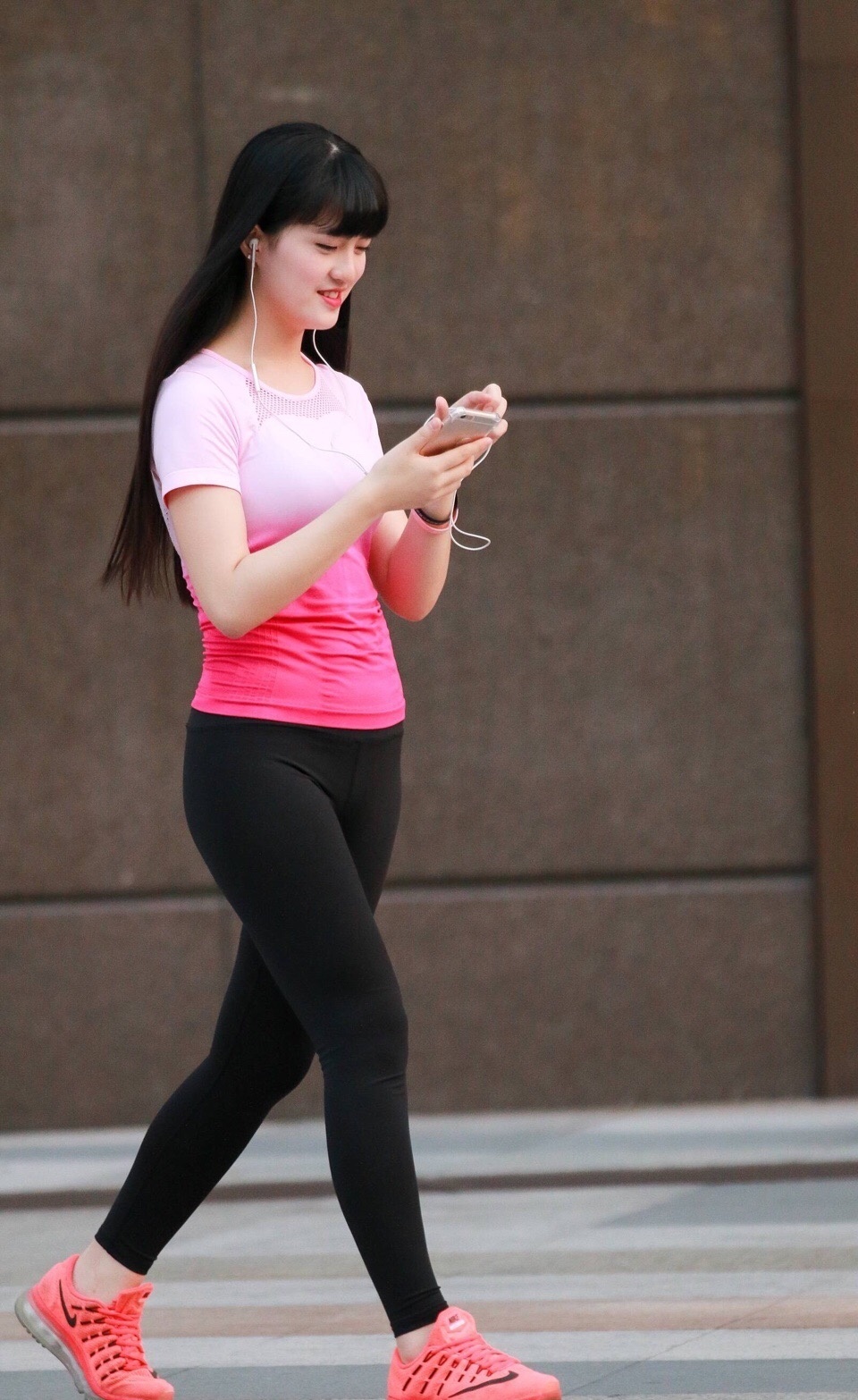 女生们 巧穿打底裤,穿出显瘦又高挑的美,配上个性小衫,好看又显气质