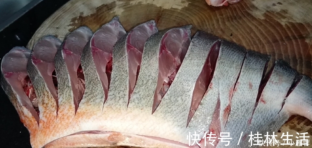 漂亮|爱吃鱼的收藏喽，学会鱼肉一个特色做法，简单美味，出锅太漂亮了