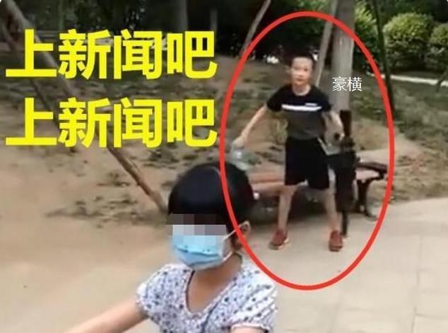 滋到|5岁男孩拿水枪滋路人，妈妈不道歉反而偏袒：滋到你孩子怎么了？