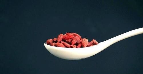 补气|黄芪是个宝,乱喝也不好,喝对了,养肝补肾,滋养气血,美容养颜