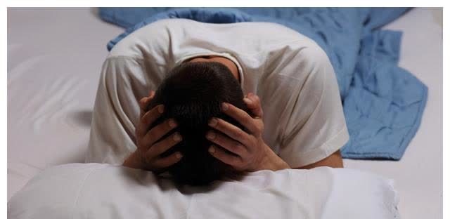 维生素|常失眠和缺乏维生素有关系?这2种维生素带着吃,有助于改善睡眠