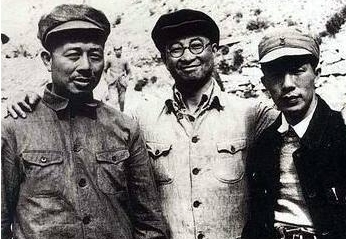 豪爽|他是开国上将,性格豪爽喜欢喝酒,陈赓笑称他是流氓司令