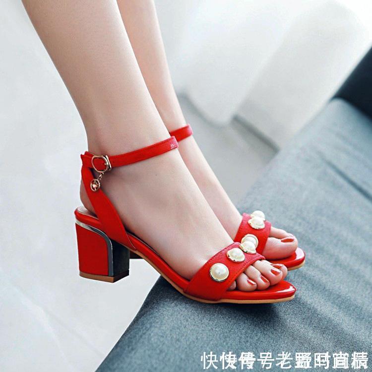 厚重的凉鞋太丑了!大方简约一字扣凉鞋,甜美减龄又柔情小女人味