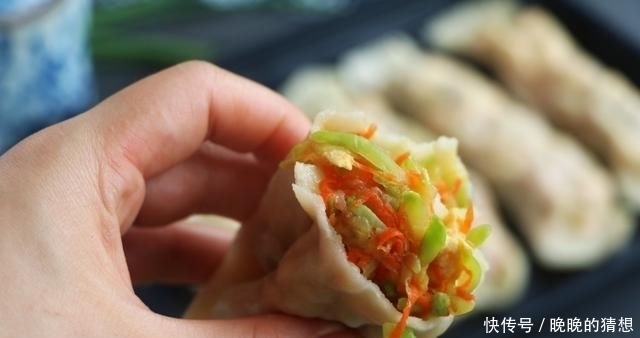 天热别蒸包子，教你懒人吃法，卷一卷8分钟出锅，早餐上桌准吃光