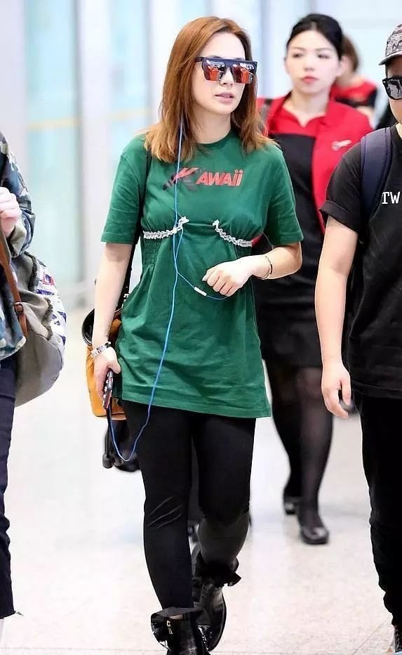 阿娇真会“赶时髦”,穿黑色挂脖连体裤秀身材,性感却不俗气