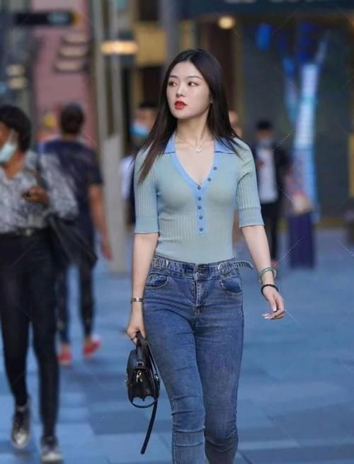 t恤衫|开领T恤搭配牛仔裤,身材浑圆有型,十分吸睛