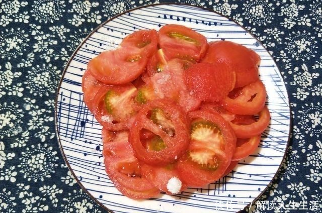 西红柿|凉拌西红柿,只知道放糖就错了,难怪西红柿不出汤,大厨这样做