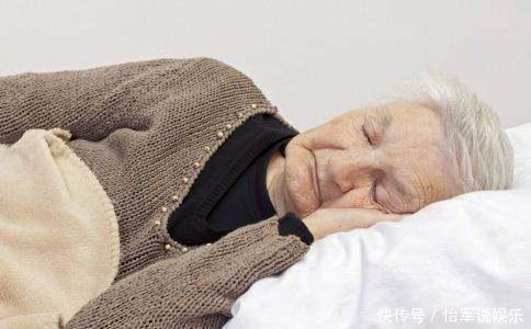 一过60岁,若偏爱“这种睡姿”,老年痴呆可能与你“擦肩而过”