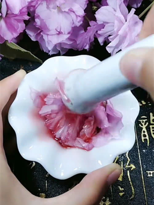 自制|手艺人自制“樱花口红”,开局闹着玩呢结局这才是纯天然