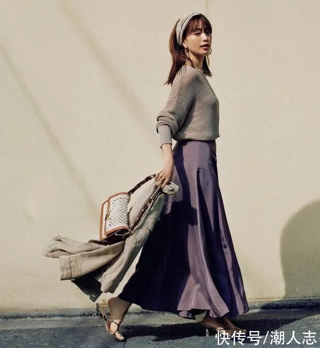 搭配 4、50岁女人，国庆出游别穿一身花！这3种颜色搭配，显白又高级