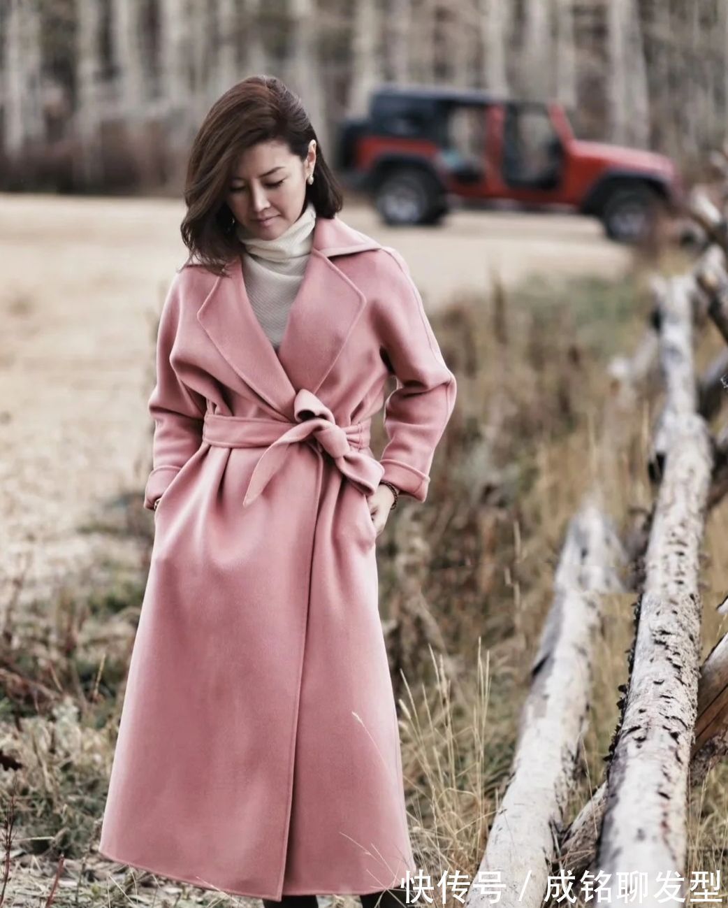 减龄 中年女人大衣别总穿黑色!时尚这些减龄的时尚色,有女人味更有范