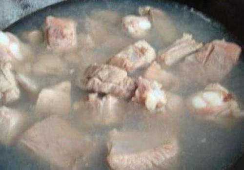 炖排骨|炖排骨一煮就老?多数人此步易做错,难怪排骨不入味儿也不鲜!