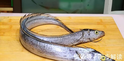 炸带鱼，用面糊还是淀粉？牢记“4要点”，带鱼酥香、不腥不吸油