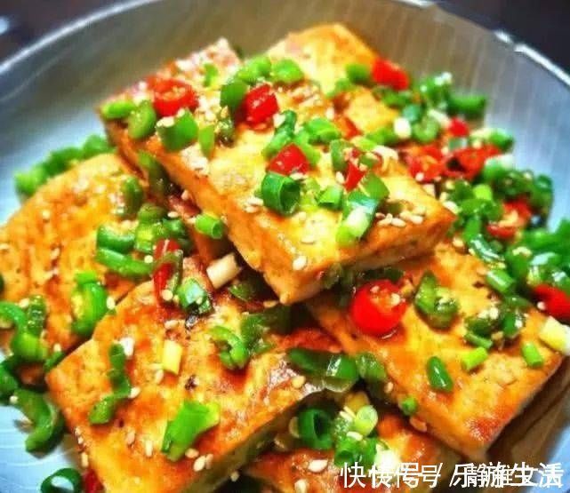 煎豆腐时,不要直接放油煎,巧用这一妙招,豆腐才外酥里嫩不油腻