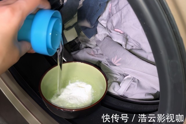 花露水|洗床单时,在洗衣机里加一碗“水”,多脏的床单都能洗得干净如新