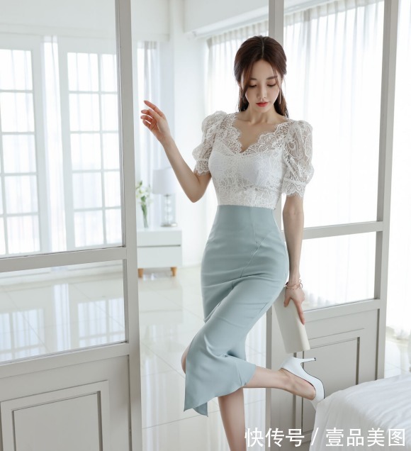 时尚搭配|女神孙允珠的时尚搭配:冰淇淋梦幻炫蓝暮春花雕衣裙