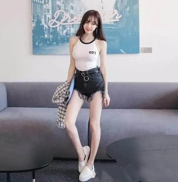 时尚|街拍时尚:英姿飒爽的牛仔裤美女,突显曼妙身材,回头率十足