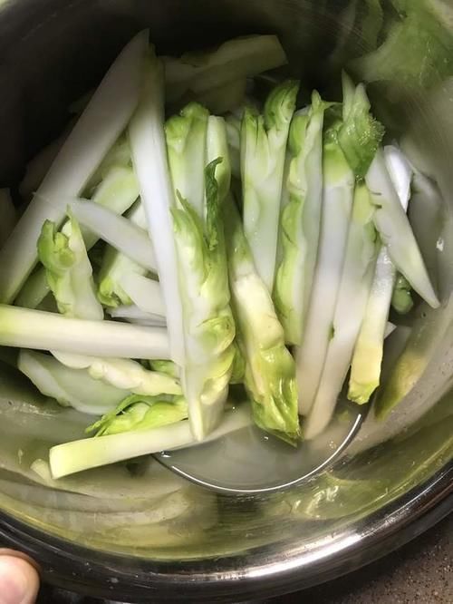 冬天遇到此菜别手软,一次腌上5斤,配油条米粥,开胃解腻又下饭