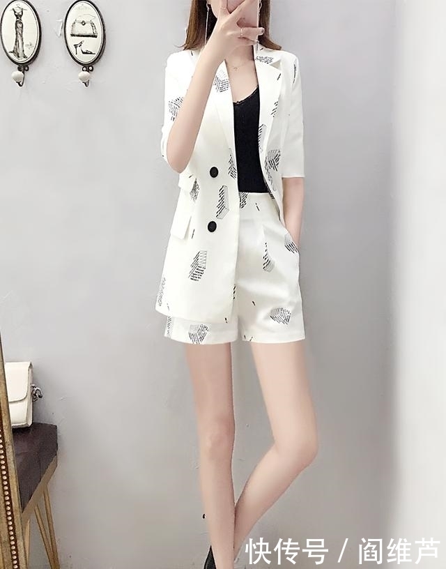 太洋气了，老婆换下裙穿这小香风套装，反比之前更美，女人味十足