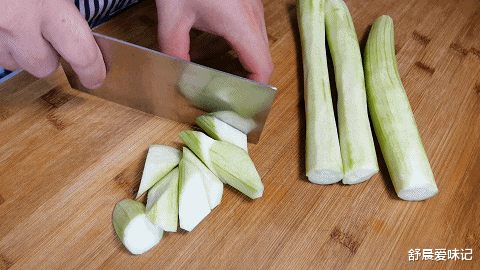 丝瓜炒蛋|立秋后，这菜要多吃，补水又美白，价格还便宜，每次做都能吃光